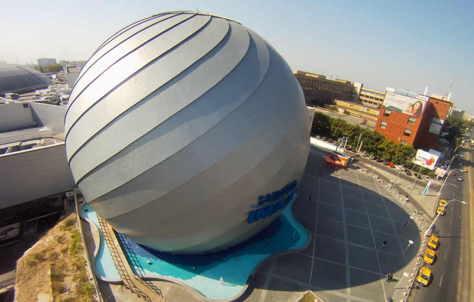 IMAX Theater Cotrocenipark in Bukarest mit gerundeter Gebäudehülle mit Großrauten