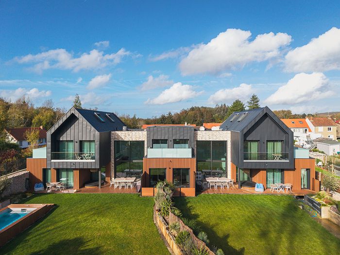 Maison individuelle avec du zinc GRANUM EXTRA basalte en bardage selon le système à joint angulaire et en couverture selon le système à joint debout