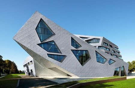 Fassade der Leuphana Universität mit RHEINZINK-Großrauten