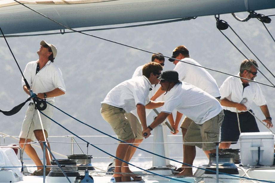 Mannschaft auf Segelboot symbolisiert Werte und Regeln von RHEINZINK