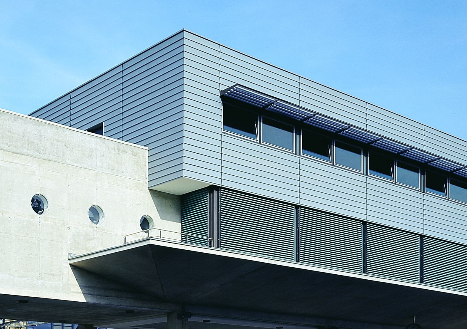 Fassadenfläche mit RHEINZINK-Stulppaneel