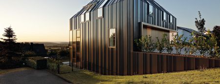 Einfamilienhaus mit Winkelstehfalzfassade Einfamilienhaus mit Winkelstehfalzfassade