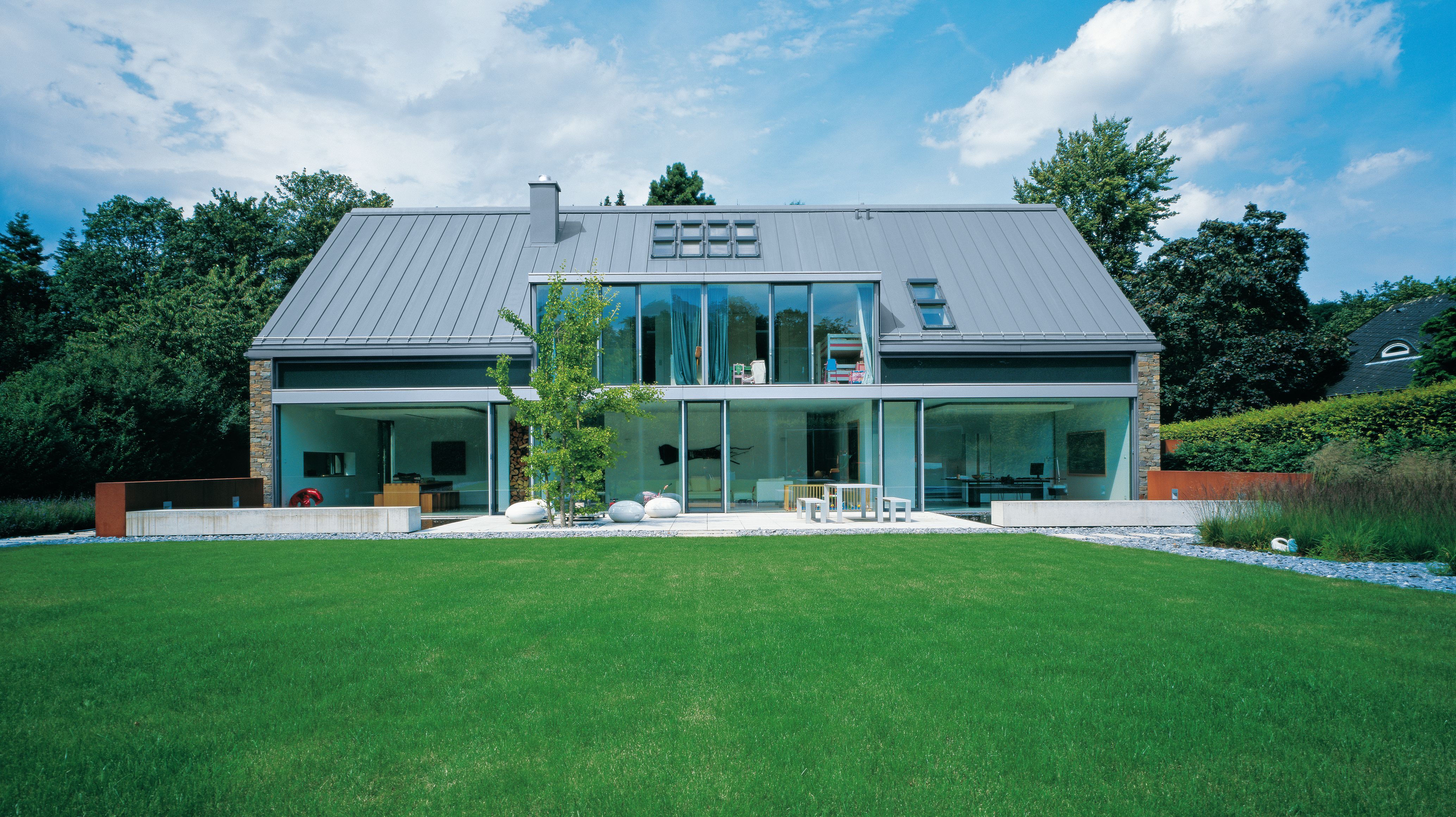 Einfamilienhaus mit großzügiger Fensterfront und Satteldach in Zink