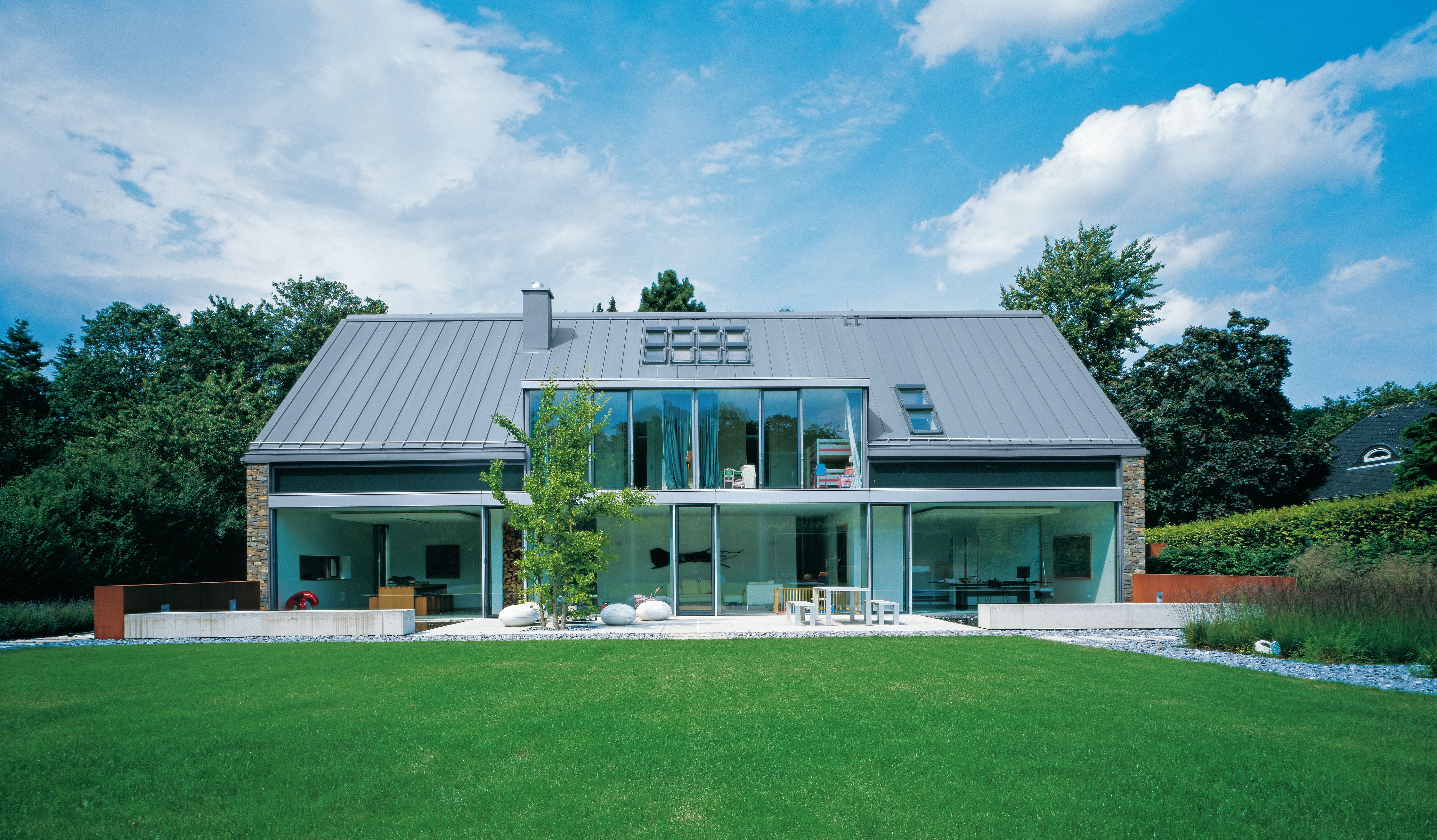 Einfamilienhaus mit großzügiger Fensterfront und Satteldach in Zink