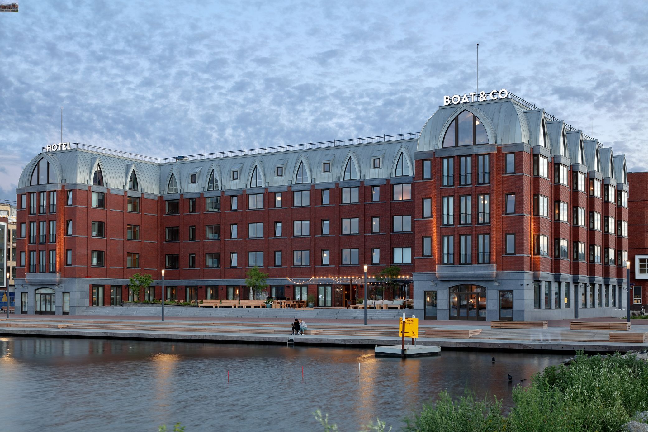 Hotel Boat & Co, Niederlande, C2C zertifiziert, Dach: RHEINZINK-CLASSIC walzblank, Doppelstehfalztechnik
